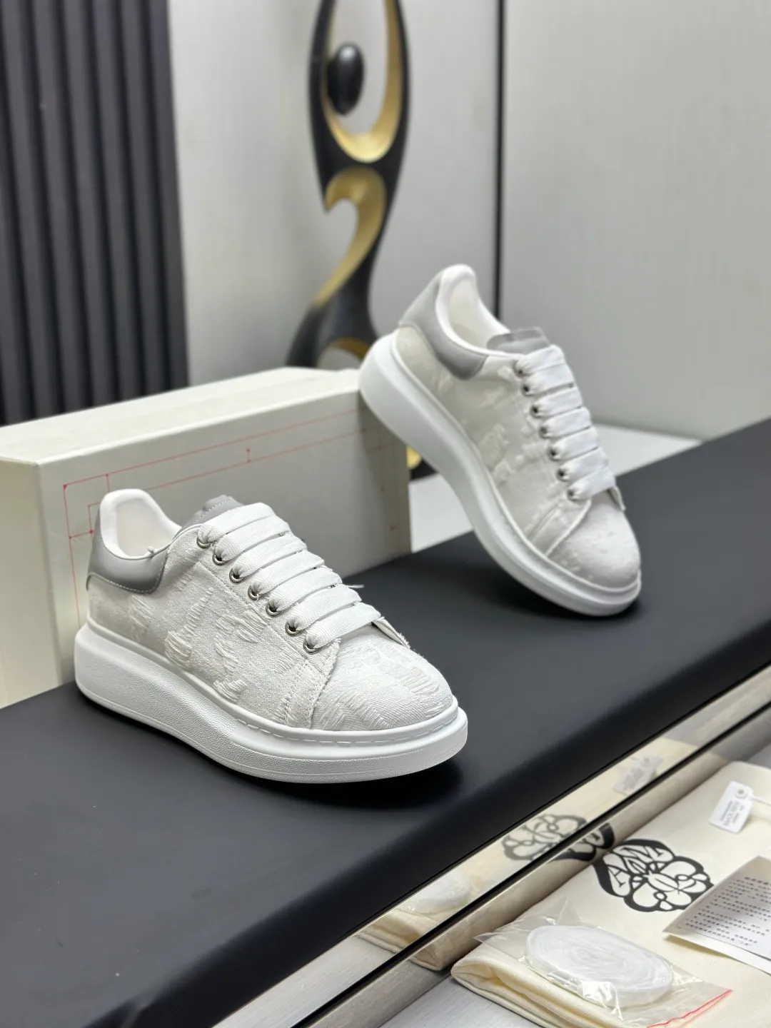 👟👟Ex-factory price 600👟👟 (🥇Top version produced in Dongguan🥇) A new upgrade of the classic McQueen white shoes. This upgrade of McQueen, which has been done for 4 consecutive years, will definitely bring you the most cost-effective ALEXANDER MCQUEEN classic in the market. If you are not confident about the quality of such a classic and world-destroying model, there is really no need to put it on the table🔙.  Purchased original version from HK counter, various demolitions.  All kinds of PKs are welcome💥.  (Anyone who has the original version at the stall is welcome🆚) The thick sole perfectly increases the elongated visual effect. The most perfect proportion of the shoe body is this last shape. The logo font on the rear tail is printed in small fonts. The logo on the foot is made of genuine leather with air-pressed colorless process. We will always update the color with the counter. 🔘Upper: genuine customized environmentally friendly full-grain cowhide 🔘Inner lining: imported mixed sheepskin (the genuine product is also sheepskin, not the cheap cowhide on the market) 🔘Sole: Exclusive molded TPU➕rubber injection molded layered outsole, (purple tail, pink tail, red tail, burgundy tail, rose gold tail sequin series, Velcro men's model needs to be customized, non-returnable) 🔘Code number 34-44 (women's size 34.40 is custom-made).
